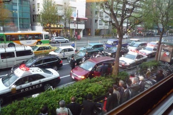 p10008311 刑事らしき人もやってきました。野次馬もなんだなんだ。と集まります。